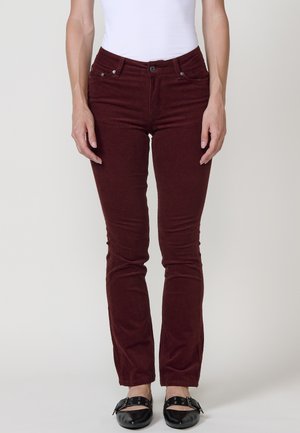 Pantalones de pana burdeos con corte ajustado, diseño de cinco bolsillos, cierre de botón metálico y una tela suave y texturizada.