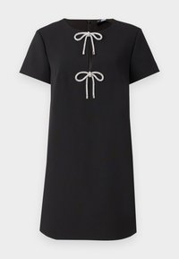 Abito nero a maniche corte con scollo rotondo, caratterizzato da due fiocchi decorativi in strass sul fronte e una chiusura a apertura chiave sul retro.