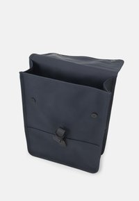 Marine messenger taske, lavet af holdbart stof, med en frontlomme, knaplukninger og et slankt, minimalistisk design uden synligt hardware.