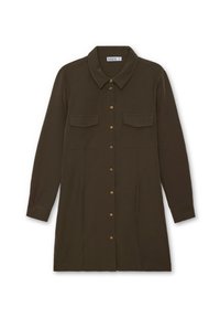 Vestido camisero verde oliva oscuro hecho de tela suave, con botones en la parte delantera, cuello, mangas largas y dos bolsillos frontales con solapas.