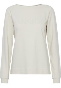 Sudadera de manga larga de un tono beige claro con un escote amplio, que presenta un texto en relieve "PASSION" en el pecho. Tejido de algodón suave.