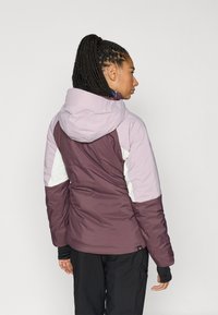 Barvno kontrastna jakna z vijoličnim telesom in svetlo rožnatimi ter belimi poudarki, z ruto s kapuco in gladko, mat teksturo.