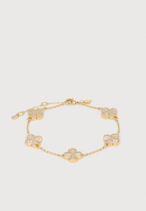 Bracelet chaîne en or avec cinq breloques scintillantes en forme de papillon espacées régulièrement le long de la chaîne et une fermeture à mousqueton avec rallonge.