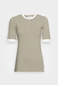 Camisa ajustada de manga corta a rayas en verde oliva y blanco, con cuello redondo de canalé blanco y puños de las mangas en blanco.