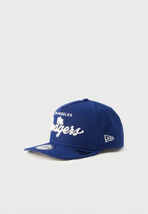 Plava bejzbol kapa s izvezenim natpisom "Los Angeles Dodgers" u bijeloj boji, sa strukturiranom krunom, zakrivljenim vizirjem i logotipom sa strane.