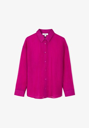 Fuchsiová košile na knoflíky s texturovanou látkou, dlouhými rukávy a klasickým límcem. Má stejné knoflíky a mírně volný střih.