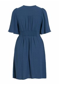 Robe bleue longueur genoux avec manches courtes volantées, taille smockée élastique et détails de tissu froncés sur l'empiècement dos et la jupe.