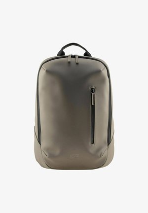 Sac à dos étanche gris avec une finition lisse, fermeture à double zip, poche avant zippée et poignée supérieure pour un transport facile.