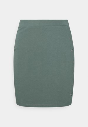 Saia verde ajustada feita de tecido macio, apresentando uma textura suave e botões prateados decorativos ao longo do lado para um detalhe adicional.