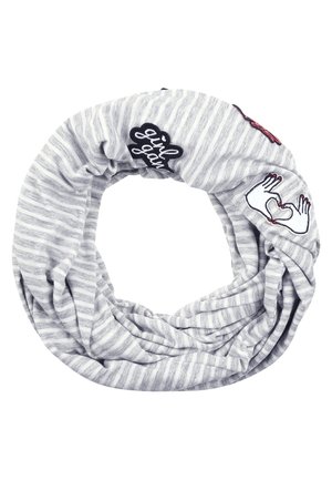 Tour de cou en tissu rayé gris et blanc avec un patch texte "Girl Gang" et une broderie de main en forme de cœur.