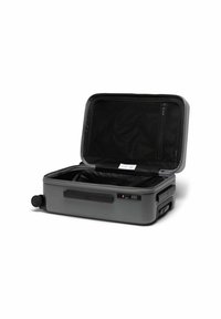 Valise rigide grise avec une fermeture éclair ouverte. L'intérieur comprend une poche en filet noire et un compartiment de rangement supplémentaire. Roues lisses.