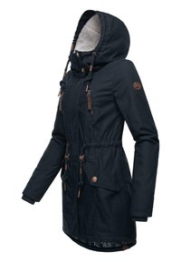 Marineblauwe hoodie-jack met een trekkoord, ritssluitingen en een zachte, fleece-voering. Heeft een cinched taille en decoratieve knoopaccenten.