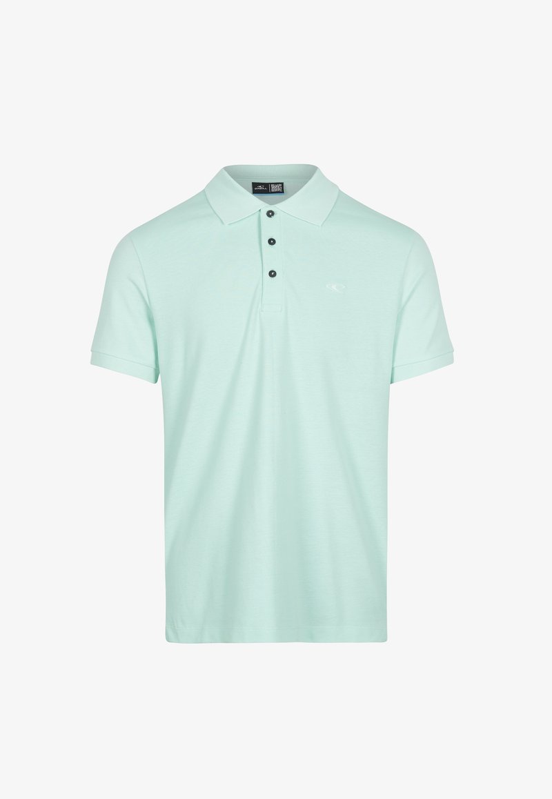 Polo vert clair à manches courtes avec trois boutons noirs et un petit logo brodé sur la poitrine gauche.