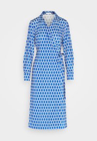 Niebieska sukienka w stylu wrap z geometrycznym wzorem w heksagonach w różnych odcieniach niebieskiego i białego, z długimi rękawami i zawiązywaniem w talii.