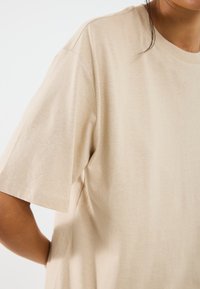 Thumbnail Image 8