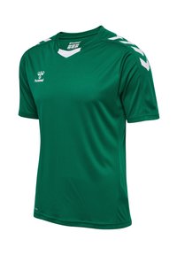 Groene sportshirt met korte mouwen van synthetisch materiaal, met een V-hals, witte accentstrepen op de schouders en een logo op de borst.
