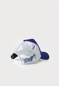 Kasket med blå skygge og hvidt net. Har broderet "Dodgers" i blåt og et rundt logo-patch på bagsiden over skyggen.