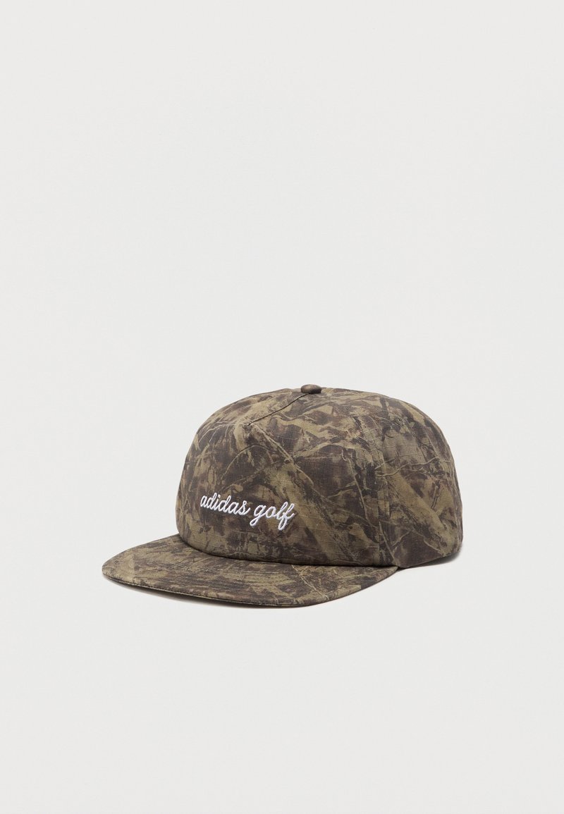Casquette de baseball à motif camouflage avec visière plate et broderie blanche "adidas golf" sur le panneau avant, présentée sur un fond uni.
