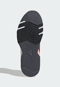 Černá pryžová podrážka s texturovaným vzorem, zdobená bílými akcenty a nádechem oranžové. Odolný design pro lepší přilnavost a podporu.