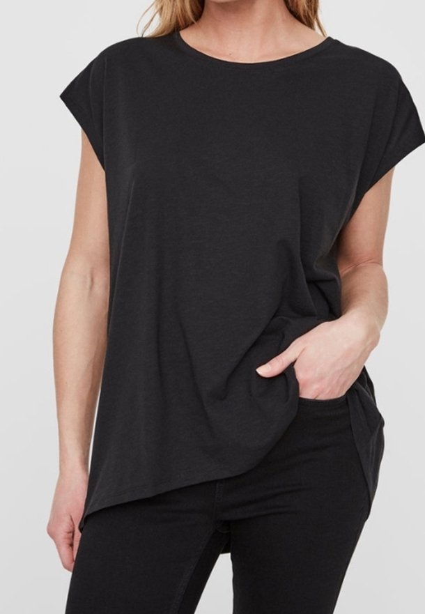 Schwarzes T-Shirt mit kurzen Ärmeln, entspanntem Schnitt, rundem Halsausschnitt und asymmetrischem Saum. Hergestellt aus weichem, leichtem Stoff.