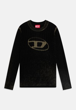 Juodas raibėtas megztinis su dideliu tamsiu logotipu priekyje, apvalia iškirpte ir ilgomis rankovėmis, kurių apačioje yra gradientinis efektas.