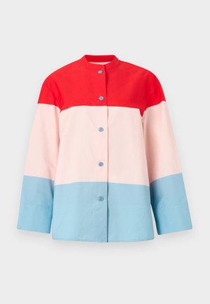 Koszula z długim rękawem zapinana na guziki, z czerwoną górną częścią, jasnoróżowym środkowym pasem oraz jasnoniebieską dolną częścią i mankietami na białym tle.