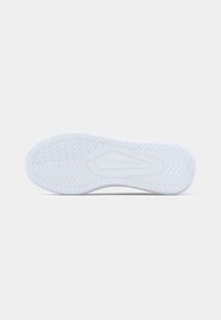 Witte rubberen sneakerzool met een gestructureerd patroon en verhoogde branding. Heeft een glad oppervlak en een duidelijk loopvlakontwerp voor grip.