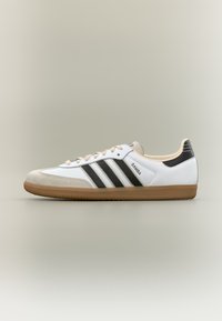 Επιλέχθηκε, footwear white/core black