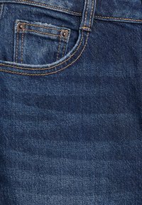 Tmavomodré džíny z denimu s zadnou vreckom, viditeľným stehom a nitmi, hladkou textúrou a mierne vyblednutým povrchom.