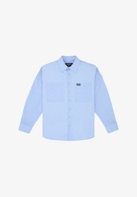 Camisa de botones azul claro con rayas blancas verticales, dos bolsillos frontales y un cuello clásico. Fabricada en un tejido tejido con una textura suave.