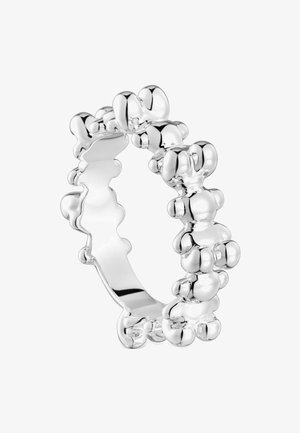 Silberner Ring mit einem unebenen, strukturierten Design aus abgerundeten Formen, das eine organische, fließende Erscheinung rund um das gesamte Band erzeugt.