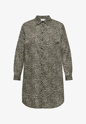 Chemise en imprimé léopard avec un col boutonné, des manches longues et une coupe ample. Fabriquée dans un tissu doux, elle présente un mélange de tons clairs et foncés.