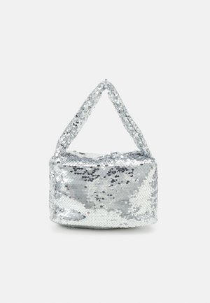 Sac à main argenté en sequins avec une forme rectangulaire et une courte sangle texturée. Il présente une surface brillante et réfléchissante ainsi qu'un intérieur lisse.