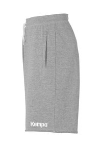 Grijze katoenen shorts met een elastische tailleband, trekkoord en zijzakken. Kenmerkt zich door het witte "Kempa" logo aan de linkeronderzijde.