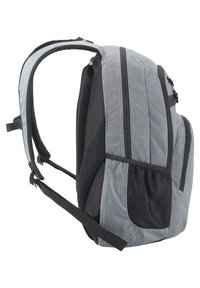 Mochila de tela gris con acentos negros, que cuenta con correas acolchadas, bolsa de malla lateral y dos departamentos frontales con cremallera. Acabado texturizado.