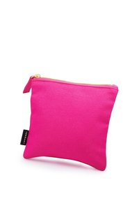 Rosa Stofftasche mit strukturierter Oberfläche, goldenem Reißverschluss und kleinem schwarzen Etikett. Quadratische Form, kompaktes Design, das sich zum Verstauen kleiner Gegenstände eignet.