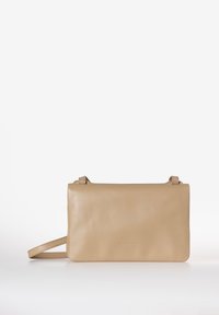 Borsa a tracolla in pelle beige con texture liscia, forma rettangolare, chiusura con zip superiore e una sottile tracolla regolabile. Design minimalista.