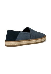 Scarpe espadrillas in suede blu scuro con suola in juta intrecciata beige e fondo in gomma. Presentano un design slip-on con lati intagliati.