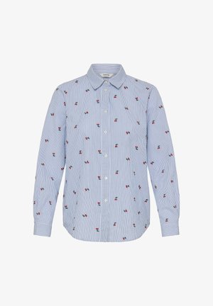 Cămașă cu nasturi în dungi albastre și albe, brodată cu cireșe roșii. Are guler și mâneci lungi, realizată dintr-un material neted.