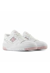 Vita lädersneakers med rosa accenter, perforerade detaljer och en tjock gummisula. Har en snörningsdesign och präglad branding.