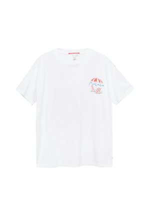 Wit T-shirt met korte mouwen met kleine rood-wit gestreepte strandstoelen en parasolafbeelding, en de tekst "Malaga" op de linkerkant van de borst.