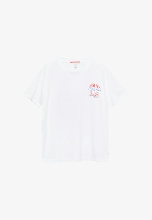 Weißes T-Shirt mit kurzen Ärmeln und kleinen rot-weiß gestreiften Strandstühlen und Sonnenschirm-Grafik sowie dem Schriftzug „Malaga“ auf der linken Brust.