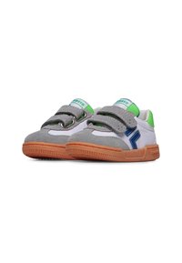 Sneaker grigie e bianche con accenti blu e verdi, dotate di cinturini in velcro e suole arancioni in gomma, realizzate in suede e materiali sintetici.
