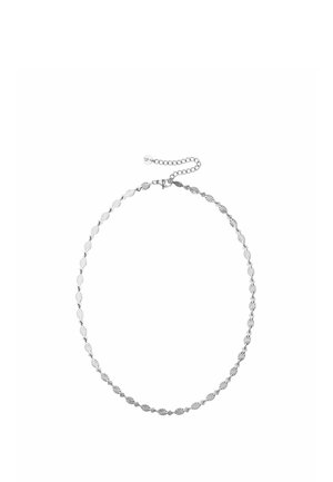 Collier chaîne en argent avec de petits maillons ovales et décorés, et une chaîne réglable avec fermoir sur fond blanc.