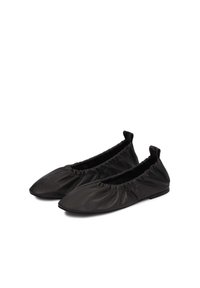 Ballerines en cuir noir avec des bords froncés, des bouts pointus et des semelles plates, présentant une texture douce et un design minimaliste.