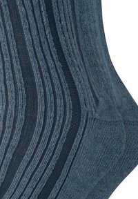 Skarpetki dziane w różnych odcieniach niebieskiego z prążkowaną teksturą i gładką wkładką, z wzmocnionymi palcami i piętą dla większej trwałości.