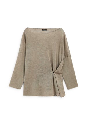 Beige striktrøje med lange ærmer, bådudskæring og en rynket detalje på højre side sikret med en lille knap.