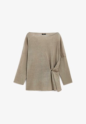 Beige striktrøje med lange ærmer, bådudskæring og en rynket detalje på højre side sikret med en lille knap.