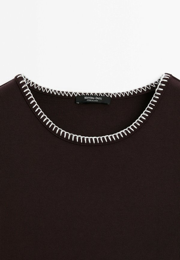 WITH CONTRASTING DETAIL - Top3