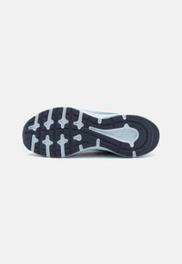 Talpă de pantof sport albastru, cu un design texturat, având caneluri adânci și un toc din cauciuc mai închis la culoare pentru o aderență îmbunătățită.